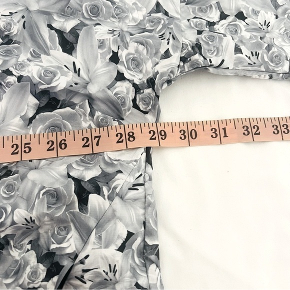 Nike Women’s Oversized Medium Floral Black and White Windbreaker Running Jacket - Picture 12 of 13